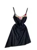 Повседневные платья французское романтическое черное платье из камизола 2024 Женское лето Трехмерное цветочная тонкая талия короткая женская мини -юбка