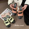 Demi-pantoufles pour les femmes à porter en été bloquant les couleurs d'été sandales de trajet à talons basse et chaussures plates et chaussures paresseuses