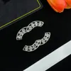 Diseñador Titanium Steel Broch Pins para mujer de 18k Gold Mart Letter INLAY Joyería Crystal Pin Combra