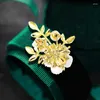 Broches klassieke vrouwen daisy email parelbadges pins elegante kristal bloemplant serie casual corsage voor dame feest bruiloft