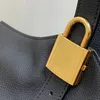 Neue Frauen Low -Key -Hobo -Handtasche Luxusdesigner Körnig Leder Umhängetasche Haken Schließung Gold Hardware Einkaufstasche Verstellbares Gurt Crossbody Bag Geldbörse