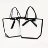 Enveloppe cadeau 10pcs Bow Bow White Pardboard Paper Tote Sacs avec des poignées de magasin de magasinage d'anniversaire de mariage