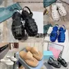 Pradshoes Sandals Prades مصممة نساء شبطة متراصة الإبزيم الرومانية الرغوة منصة الصندل الفاخرة خبز النعال الصيفية قطع الشاطئ أحذية الشاطئ 0KOP