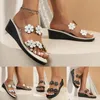 Slippers Ladies Chaussures en vente Sandales de coin européen et grande taille Rond Toe Fleur transparente One Line Beach Sandalias fémininas