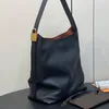 Neue Frauen Low -Key -Hobo -Handtasche Luxusdesigner Körnig Leder Umhängetasche Haken Schließung Gold Hardware Einkaufstasche Verstellbares Gurt Crossbody Bag Geldbörse