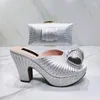 SCARPE INDRESSA 2024 Africa di lusso alla moda Africa luminosa per feste estive banchetti eleganti scarpe e borsa per il tallone ad alto tacco da donna per il matrimonio