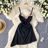 Повседневные платья французское романтическое черное платье из камизола 2024 Женское лето Трехмерное цветочная тонкая талия короткая женская мини -юбка