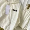 Beliebte Baby-Trailsuiten Sommer Sonnenschutzmittel Kids Designer Kleidung Größe 90-140 cm minimalistische Feste Farbe Kapuze und Shorts 24APRIL