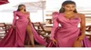 2021 Robes de bal rose Sirène côté latérale divisée de longues robes de soirée une épaule à manches longues en satin plissé de créateur la21092596348