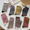 女性ソックスレトロストライプの子供用ミディアムチューブスプリングと秋の綿ストッキング韓国の日本の靴下