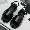 Pradshoes monolit fırçalanmış deri prades sandaletler geleneksel olarak ince klasik ayakkabılar için kullanılan bu modern beklenmedik sandal tasarımcısı sanda yeniden yorumlandı