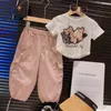 Set di abbigliamento abito da ragazza a maniche corte 2024 Summer Elegante cartone animato Stampa a cartola di grigio bianco T-shirt Pantaloni rosa Modello