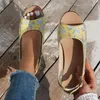 Scarpe eleganti 2024 sandali di tacco alto francese estate da donna ricoprono la bocca di pesce densa con fibbia di fiori grandi sandalie