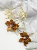 Hoop Ohrringe Peri'sbox französische weiße braune Acryl -Retro übertreiben Blumen elegant fortgeschrittenes Design Sinn für Frauen Statement Schmuck Schmuck