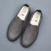 Chaussures décontractées 2024 hommes en cuir printemps automne milaises de style simple manche glisser sur un plat cool 8833