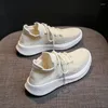 Casual skor unisex sneakers kvinnor andningsbara flygande par damer loafers student som driver män sport