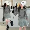 Kleidung Sets Girls 2pcs 2024 Frühling Europäische amerikanische Kapuze gestreiftes Top Plisekes Denim Rock Kinder Kleidung Einzelhandel