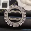 Broşes Pimler Tasarımcı Broş Kristal Marka Mektup Kadınlar Altın Gümüş Broşlar Takım Pin Düğün Partisi Elbise Jewerlry Aksesuarlar Hediyeler Kutu