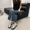 Scarpe casual 2024 Slifori da ufficio Le donne indossano un sandali semi-drag intrecciati estivi in ​​argento nero slip-on.