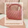 Mui Mui сумки для плеча на плечо Mui сумки женская сумочка дизайнер розовый плечо -подмышка черная мешка с ярко -кожи