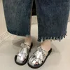 Scarpe casual 2024 Slifori da ufficio Le donne indossano un sandali semi-drag intrecciati estivi in ​​argento nero slip-on.