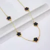Colliers pendants Tempérament de la chaîne de pull nette Collier de pierre de trèfle à quatre feuilles de fleur de fleurs à quatre feuilles