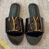 Y+5a+l Designer chinelos sandálias deslizam chinelos lisos femininos usam chinelos elegantes de verão, lazer de moda ao ar livre lazer de couro lips