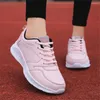 Sıradan Ayakkabı 35-40 Dantel Up Geniş Fit Vulcanize Moda Spor Ayakkabıları 2024 Basketbol Markası Kadınlar Spor Promosyonu Sağlık Bakımı Tiniis