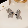 Bolzenohrringe schwarzer Zirkon Hollow Butterfly Asymmetrische Persönlichkeit Cool Punk Fashion Metallic Sweet Silver Nadel