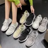 Casual skor unisex sneakers kvinnor andningsbara flygande par damer loafers student som driver män sport
