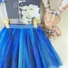 Mody dresy dla niemowląt Summer Kids Designer Rozmiar 100-150 cm Kolorowa koszulka z gorącym misiem i niebieską koronkową spódnicę 24 kwietnia