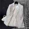 Veste pour femmes de la créatrice de luxe 2024 Début de printemps Nouveau tempérament monocyto-petit style double pocket de poche au large de la veste en tweed grossier blanc