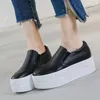 Scarpe da fitness vere sneaker piattaforma in pelle per donne allenatori di moda casual donna zeppa bianca nera