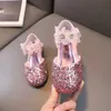 Sandalet Yaz Sandalet Moda Bling Glitter Küçük Kız Prenses Sandalet Çocuk Dantel Çiçek Sahne Şovu Çocuk Seatined Performans Ayakkabıları