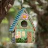 Гнездовывает вручную с красочным птичьим домом для маленьких птиц