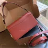 Kvinna designer axel sacoche röd tabby s män mode luxurys handkoppling tote läder handväska uette toppkvalitet crossbody plånbok satchel kuvert 597