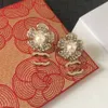 Premium Pearl Flower Letter Earrings Crystal Designer örhängen 18K Guldsmycken Klassiska Senior Young People Par Memorial Day Gift With Box Fashion