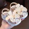 Slipper neuer Sommer im Alter von 0 bis 3 süßen Bug-Strass-Babyschuhen für Mädchen nicht rutschfestes Soft-Soled-Kinder Kleinkind Kinder Sandalen mit bedeckten Zehen