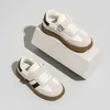 Sneakers buty do biegania dla dziewcząt chłopcy miękkie podeszwy dla dzieci słodkie białe do swobodnego wiosennego i jesienne buty sportowe na świeżym powietrzu dla dzieci w wieku od 2 do 5 Q240506