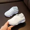 Sneakers Nowe ldrens sportowe buty moda miękkie dno lekkie dzieci swobodne bieganie oddychające chłopcy dziewczęta slip-on but H240506