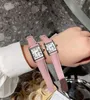 Klassiskt rostfritt stål kvartstank titta på rosa äkta läderrektangel klockor kvinnliga romen nummer armbandsur blå pekare klocka slät ram design 26mm 30mm 30mm