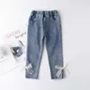 Broek 2023 Nieuwe 2-7y jeans meisjes elegante boog denim broek zoete boog elastiek elastiek schattige lente kinderbroeken baby pantsL2403