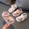 Sandalen Girls Sandalen 2023 Zomerzachte zool baby peuter meisje schoen baby wandelschoen boogknot prinses sandalen babymeisjes schoen