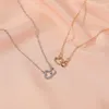 Collier de double coeur creux en métal simple pour les femmes créatives coeur connecté en argent Color Collier de chaîne de clavicule Party Bijoux