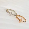 Nuovo anello di designer di marchi alla moda con anello a forma di T-forma in platino 18K intalati intalati intaliato in acciaio in acciaio di matrimonio gioielli ad alta edizione ad alta edizione all'ingrosso di gioielli di lusso all'ingrosso