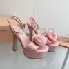 Sandales de talons hauts de luxe élégant Satin Chaussures de créateur de luxe décorations de fleurs roses femmes femmes de mariage plates plates-formes de mode talons sandale