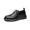 Casual skor herrar mode affär bröllop formell klänning äkta läder svart brun snörning snidad brogue sko andas mans skor