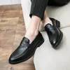 Chaussures habillées élégantes pour hommes d'automne décontracté en cuir léger les jeunes à la mode extérieure et à la mode