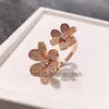 Projektant luksusowy pierścień biżuterii Vancllf Nowy podwójny kwiat pełna koniczyka diamentów dla damskiej sześć płatków otwartej ręki z modnym i niszowym projektem