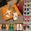 2024 Nieuwe zomer luxe ontwerper Oran Sandals vrouwen kalfsleer leer platte hielglaasjes zwart wit rood roze zilveren bruin dames slippers